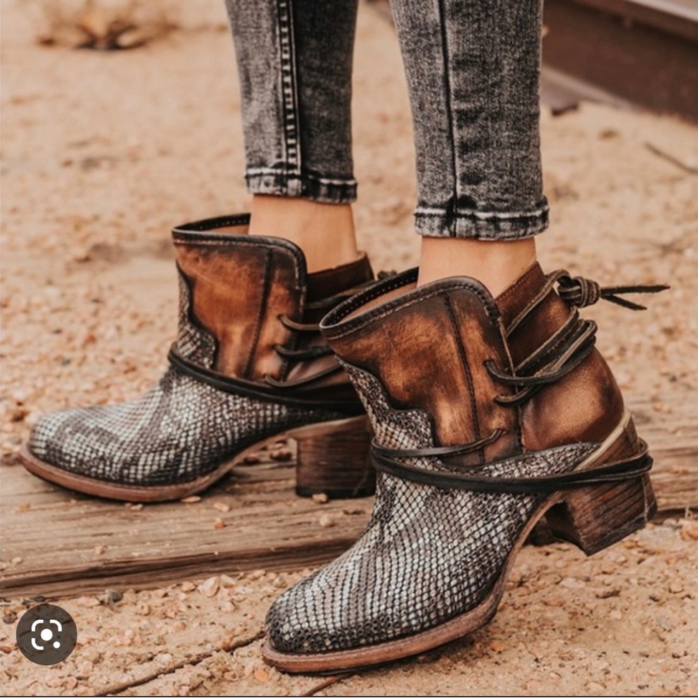 Freebird Casey Blue Snake - Size 9